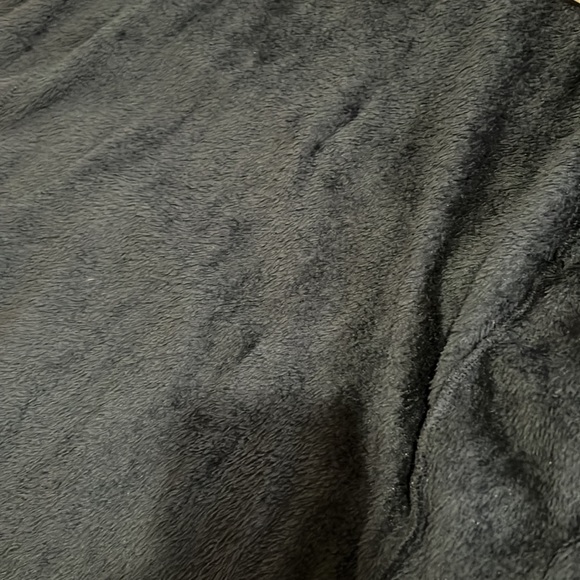 Girls DKNY!!! Plush Robe 8-10!! NWOT !! Black with silver writing!! - Picture 6 of 7